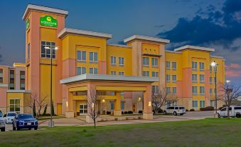 La Quinta Inn and Suites by Wyndham Ft. Worth - Burleson