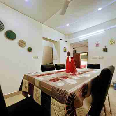Artist's Bohemian Villa in Artsy Neighborhood. Dining/Meeting Rooms
