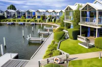 Captains Cove Resort - Waterfront Apartments Hotels in Paynesville