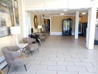 Arbutus Inn - parking