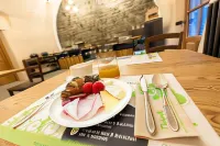 Curt di Clement Eco Mobility Hotel - breakfast