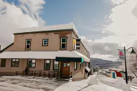 The Flying Steamshovel Inn - Parkplatz