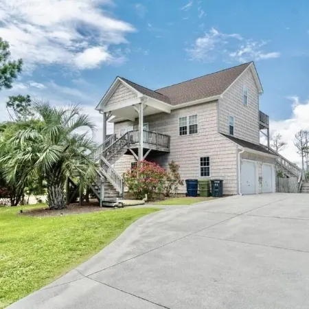 The Oceans Oyster-Hot tub, 5 min to beach, Pets, Sleeps 10 , Sound Views!!