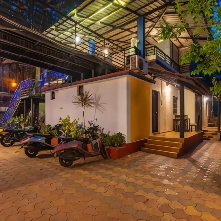 Madpackers Goa Anjuna - Bar & Pool