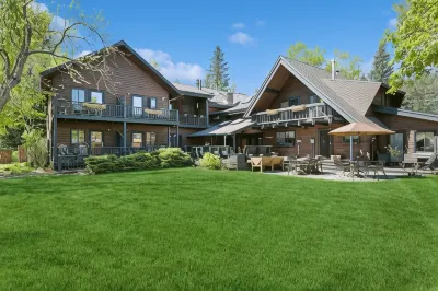 Good Medicine Lodge Hotels near Whitefish Pottery
