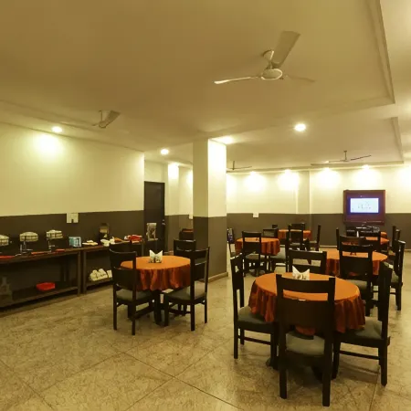 Hotel Emerald Suites At Delhi Airport Отели рядом с достопримечательностью «Университет Джавахарлала Неру»