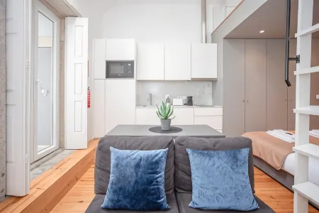 Liiiving in Porto - Heart of Porto Mezzanine Отели рядом с достопримечательностью «Церковь Святого Мартина Седофейта»