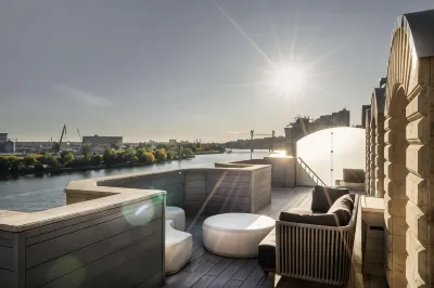 Radisson Blu Rostov-on-Don (Рэдиссон Блу Ростов-на-Дону) Отели рядом с достопримечательностью «Памятник Героям Первой Мировой Войны»