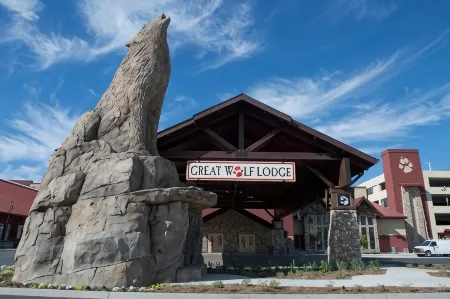 Great Wolf Lodge Southern California Отели рядом с достопримечательностью «Университет Стантон»