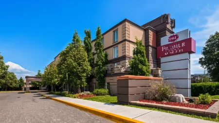 Best Western Premier Toronto Airport Carlingview Hotel Отели рядом с достопримечательностью «BAPS Shri Swaminarayan Mandir»