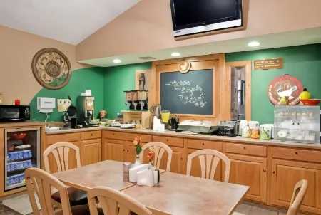 AmericInn by Wyndham West Burlington Отели в г. Берлингтон