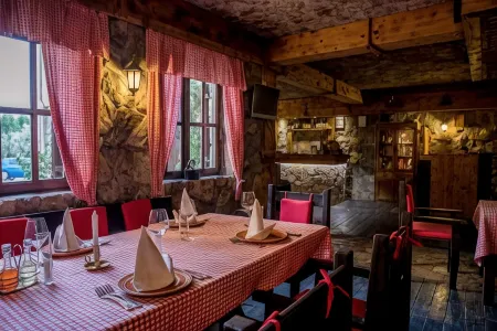 Hotel Crnogorska Kuća Отели рядом с достопримечательностью «Собор Воскресения Христова»