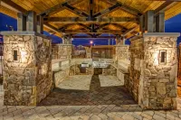 Black Fox Lodge Pigeon Forge, Tapestry Collection by Hilton - Hot Tub