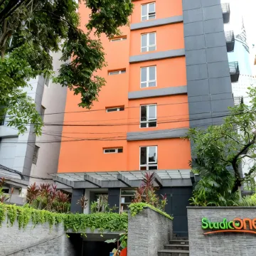 Studio One Thamrin Hotel Отели рядом с достопримечательностью «Плаза Сенаян»