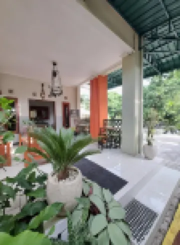 Wisma Anugerah Redpartner Near Masjid Zayed Solo