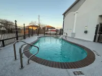 Crystal Inn - Garth Rd - Swimmingpools