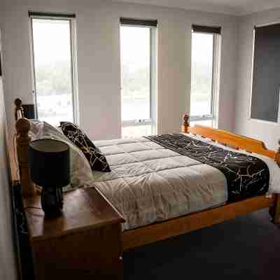 Coastal Lifestyle for the Whole Family! Just a 10 Minute Walk. Beach Life! Rooms