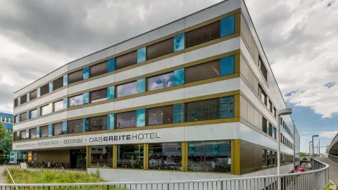 Dasbreitehotel am Rhein in Basel