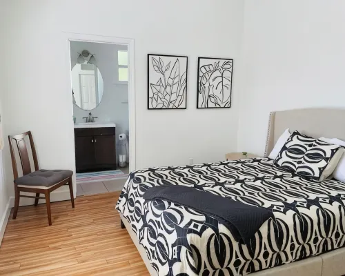Cheerful 4 Bed, 3 Bath Home with Screened Pool Hotels in Winter Haven
