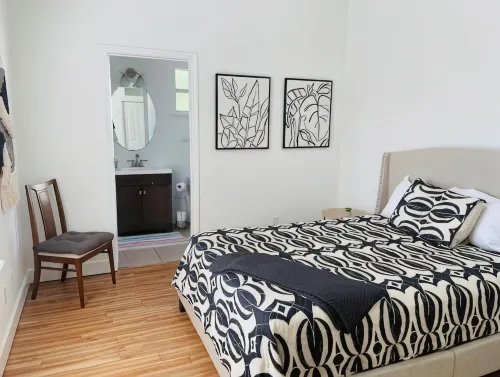 Cheerful 4 Bed, 3 Bath Home with Screened Pool