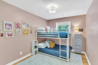 Spacious 4-bedroom house with WiFi and Large Patio in charming Goose Creek