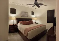 RESORT STYLE  POOLS, TIKI BAR, TENNIS COURTS, MOVIE THEATER, GYM & MORE! - Bungalows