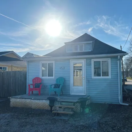 Little Blue on Second St! Cozy & close to the beach, pub, bar, and downtown!