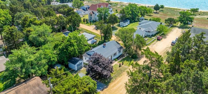 Cove Point Beach Cottage with Chesapeake Bay Views カルバートのホテル