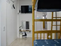 Yeosu Amor Hostel Отели рядом с достопримечательностью «Маяк Хамель»