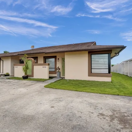 Charming lake view 3-bedroom in pleasant Fort Lauderdale