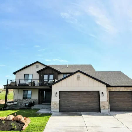 Lakeview Retreat-Home overlooking Bear Lake Sleeps 30 w/Ideal beach/pool access