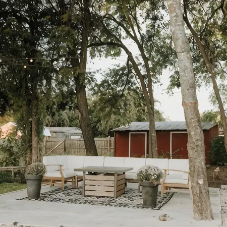 Charming micro barn offering a cozy retreat! 4 Acres, Sleeps 6, pet friendly.