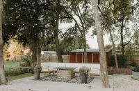 Charming micro barn offering a cozy retreat! 4 Acres, Sleeps 6, pet friendly. - Homestays