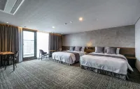 Hotel With Jeju - parking