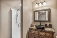 Cozy Longhorn Suite on the River - Balkoner