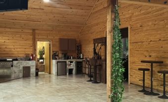 Priv 80 secluded spa cabin retreat in woods nature ATV trails fish hunt relax