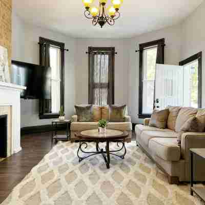 Downtown EVV 2BR- 1.5BA Apt- Chandler A Others
