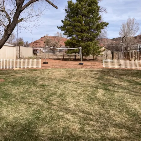 Backyard Oasis - Downtown - Retro Chic - King Bed
