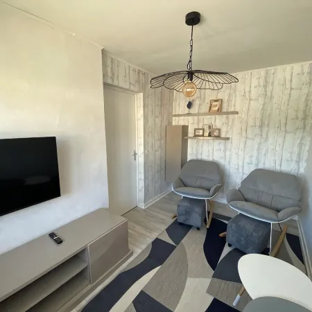 JURA: Bi "AIN "venue between Lakes and Rivers. Apartment in detached house