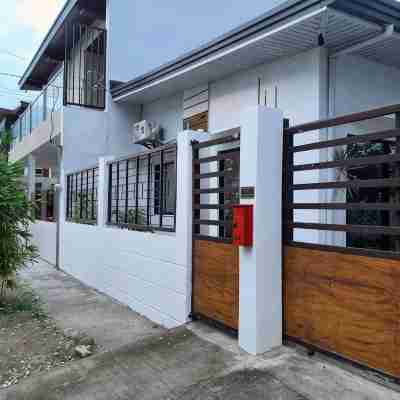 Charming bungalow with AC and WiFi in peaceful Angeles Hotel Exterior