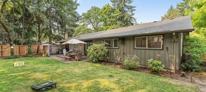 Beautifully remodeled, spacious 4-bedroom house in peaceful Eugene with WiFi, AC Hotels in Eugene