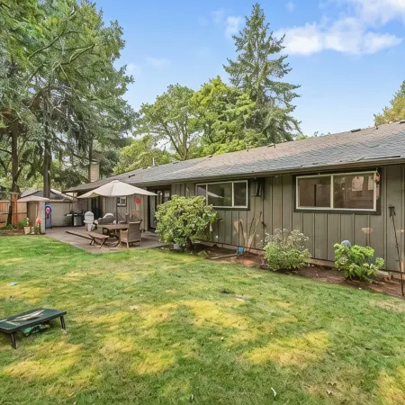 Beautifully remodeled, spacious 4-bedroom house in peaceful Eugene with WiFi, AC