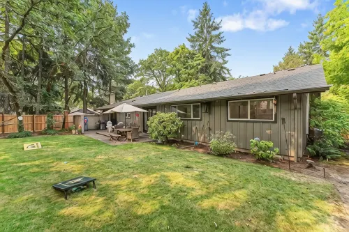 Beautifully remodeled, spacious 4-bedroom house in peaceful Eugene with WiFi, AC