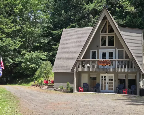 4-bedroom cabin in peaceful Lakeside Oregon Ξενοδοχεία στην πόλη Lakeside
