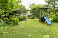 Complete house in the privacy of a spacious tropical setting - 3-Star