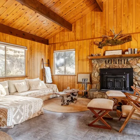 Cozy 2-bedroom cabin with sauna outside of Yosemite