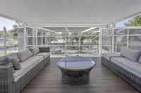 Waterfront Resort with screened HEATED POOL nestled in secluded Tampa Shores! - Homestays
