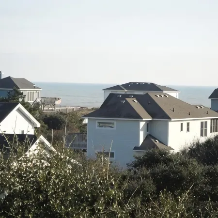 Indoor and outdoor Pool, Gym,Walk to Beach or Town