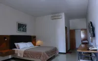 Augusta Hotel & Glamping Sukabumi - parking