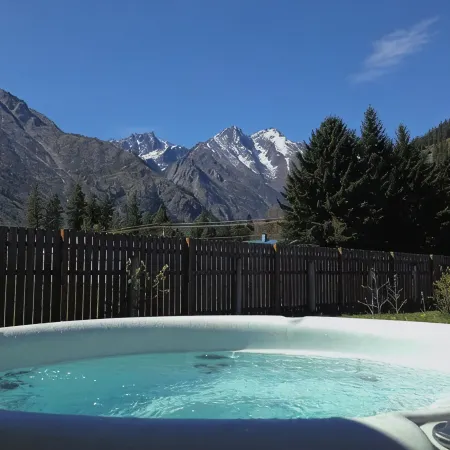 Heated Pool, Hot Tub, Fenced for Dogs, Views, Walk to Cafe, EV Charger